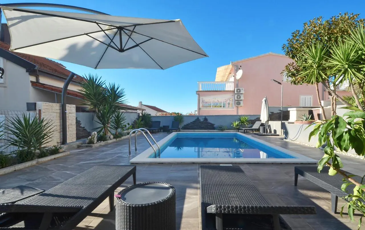 Stunning View Apartment With Pool Trogir Kroatië